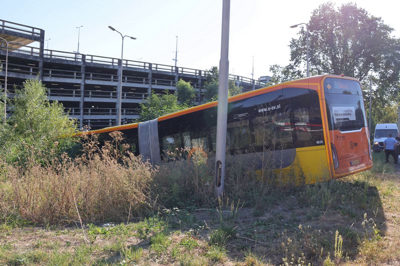 Drie gewonden na ernstige botsing tussen lijnbus en tram in Utrecht